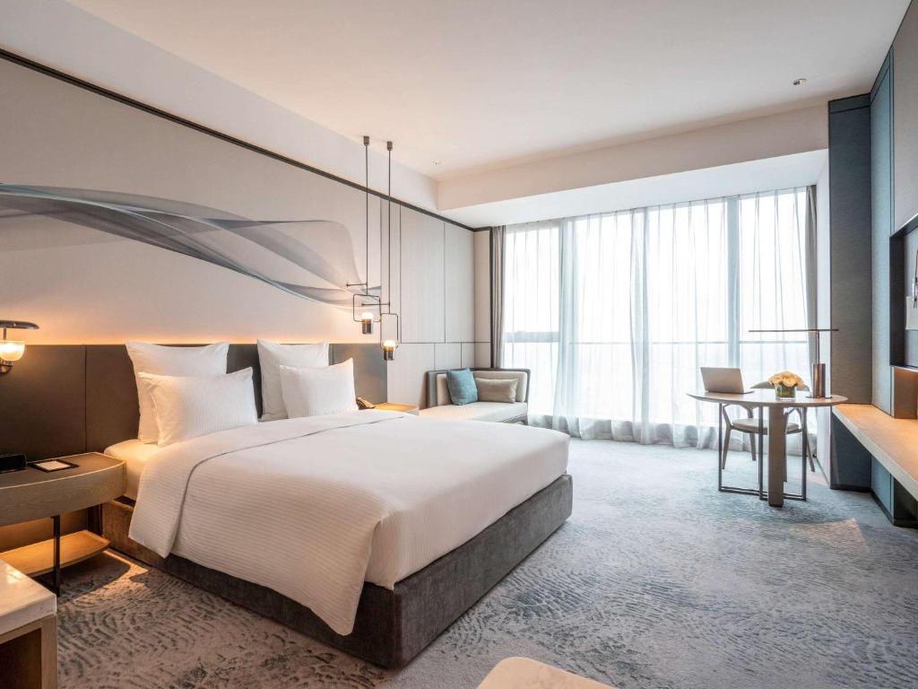 Postel nebo postele na pokoji v ubytování Pullman Jiaxing Pinghu Excellence