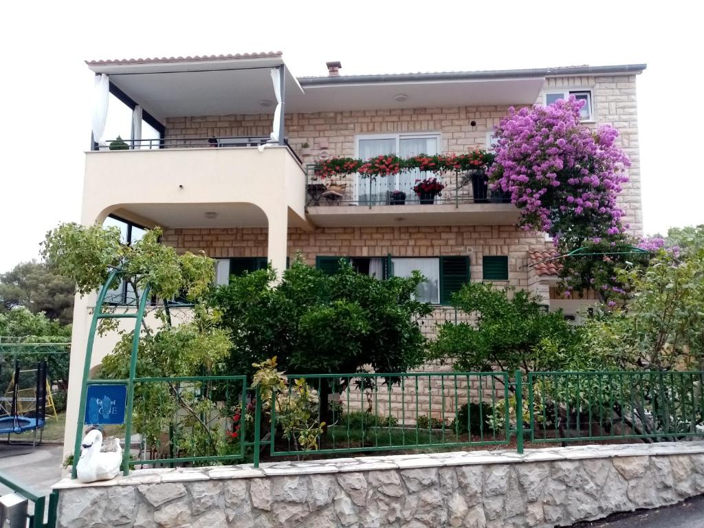 a building with flowers in a balcony at Apartman Perkovic in Šibenik