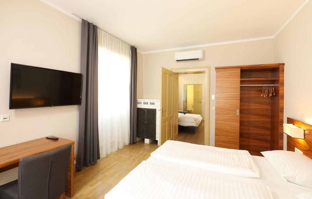 Postel nebo postele na pokoji v ubytování Das Jedermann Boutiquehotel mit Stadtgarten
