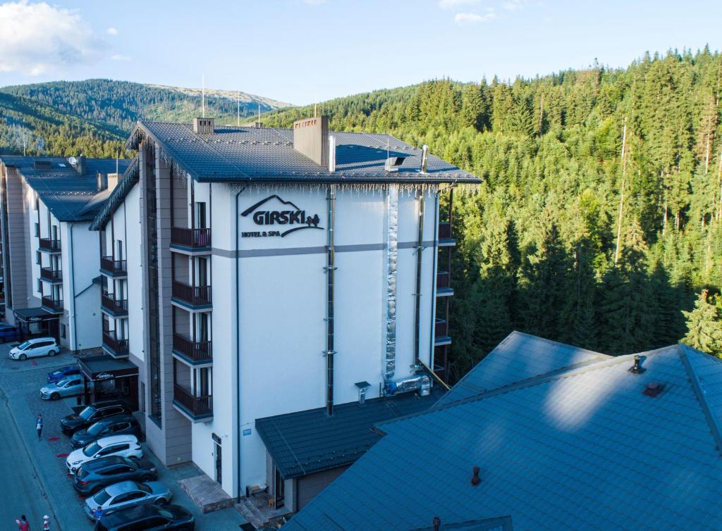 Nespecifikovaný výhled na hory nebo výhled na hory při pohledu z hotelu