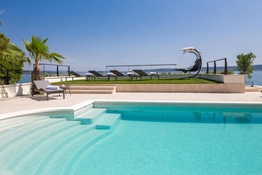 Bazén v ubytovaní Beachfront Villa Armeria with Pool alebo v jeho blízkosti