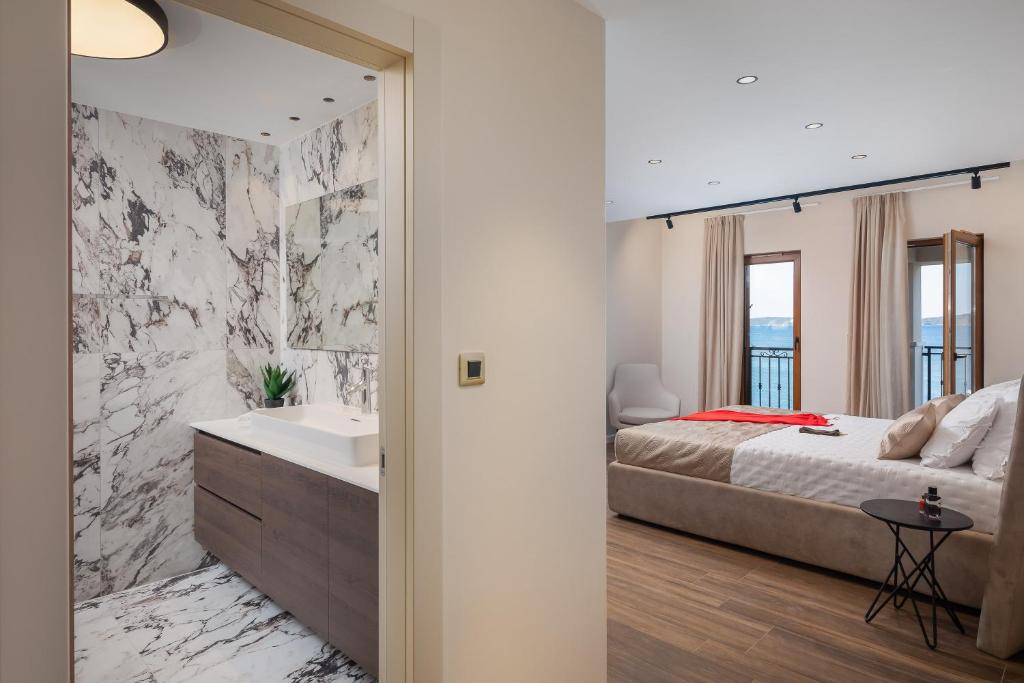 Posteľ alebo postele v izbe v ubytovaní Beachfront Villa Armeria with Pool