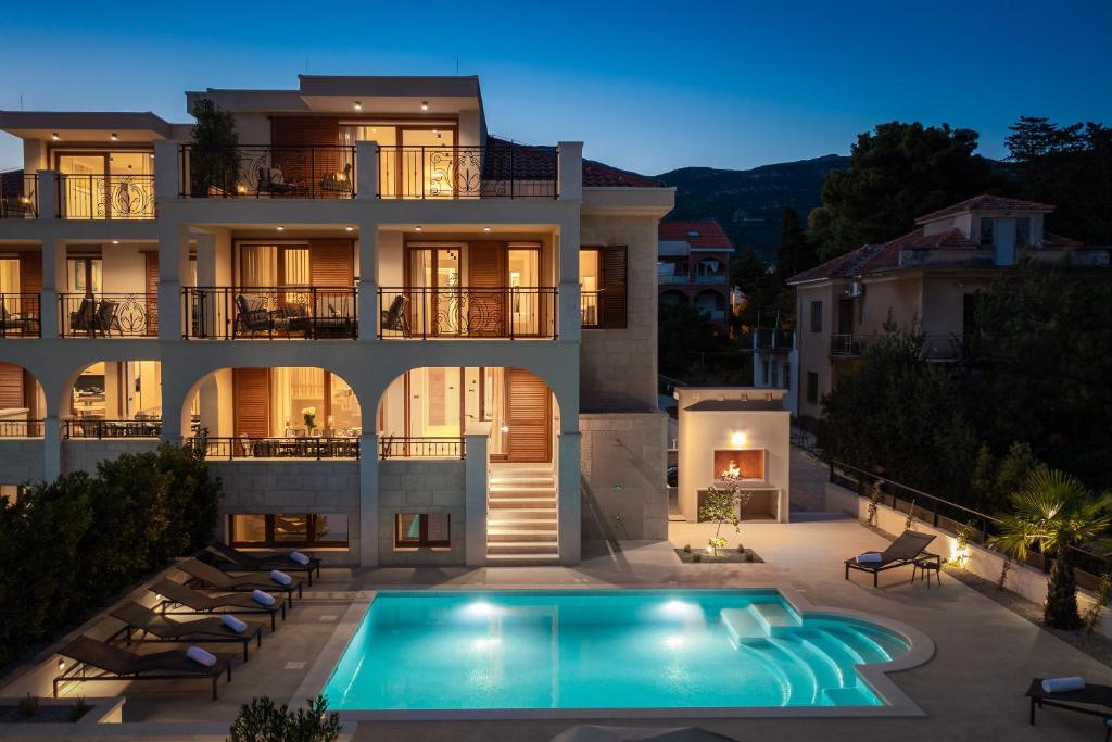Bazén v ubytovaní Beachfront Villa Armeria with Pool alebo v jeho blízkosti