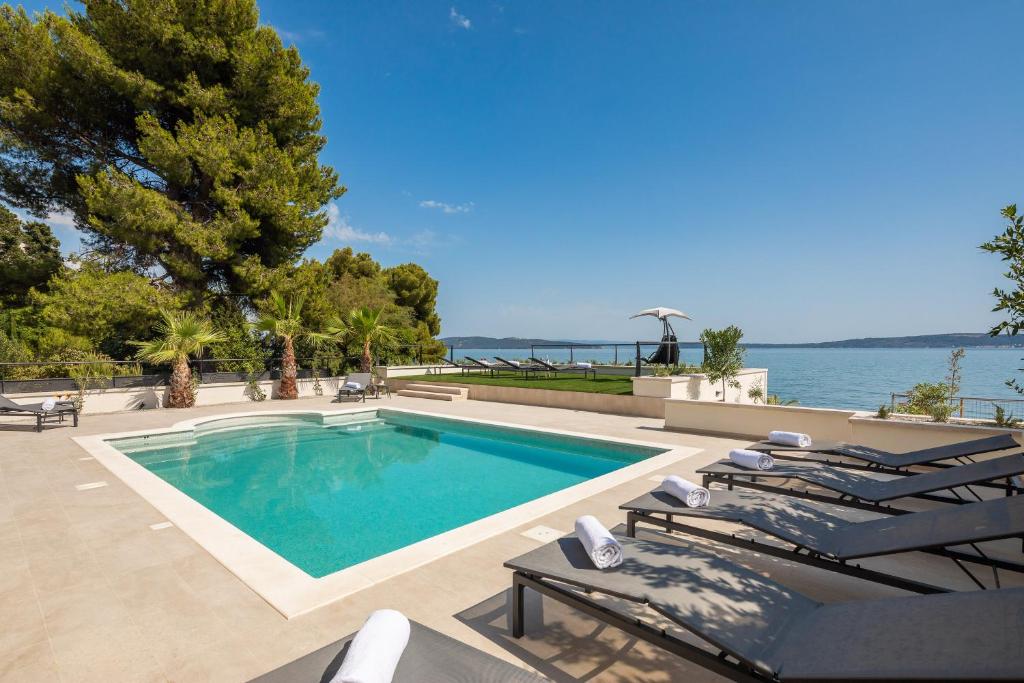 Bazén v ubytovaní Beachfront Villa Armeria with Pool alebo v jeho blízkosti