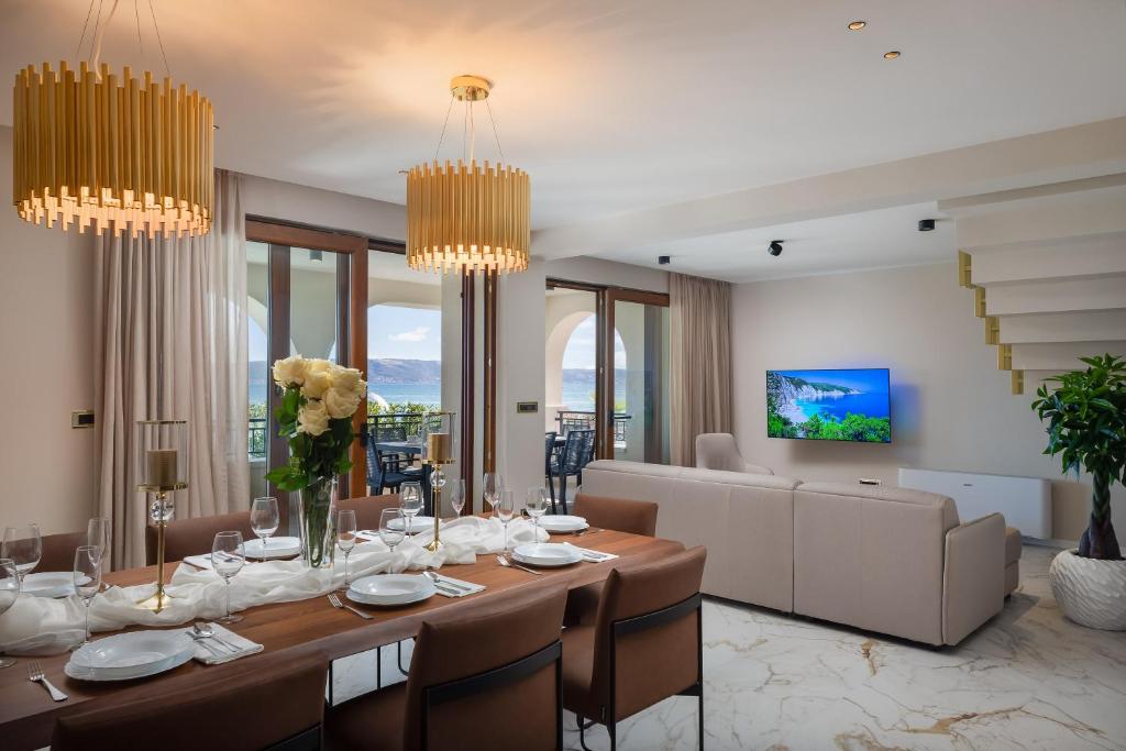 Televízia a/alebo spoločenská miestnosť v ubytovaní Beachfront Villa Armeria with Pool