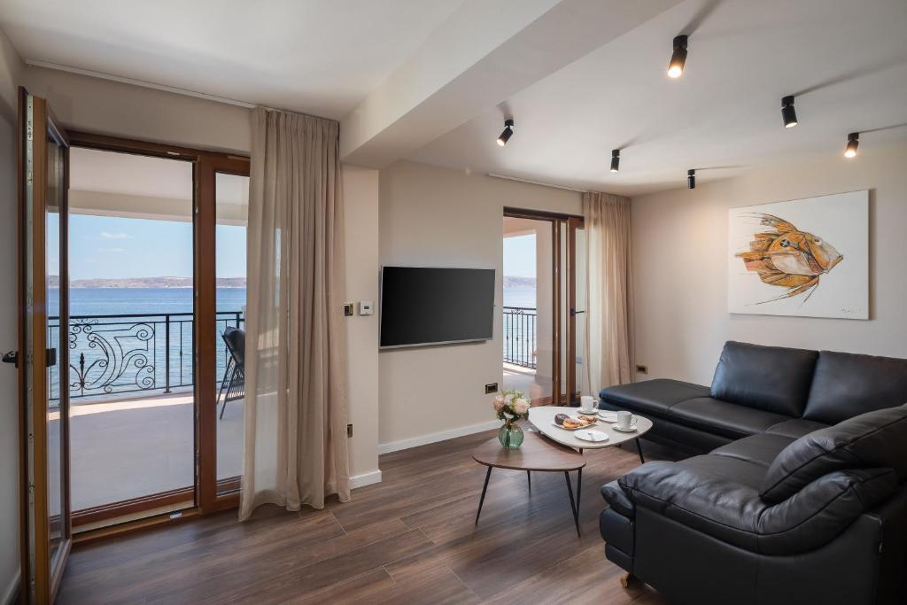 Televízia a/alebo spoločenská miestnosť v ubytovaní Beachfront Villa Armeria with Pool