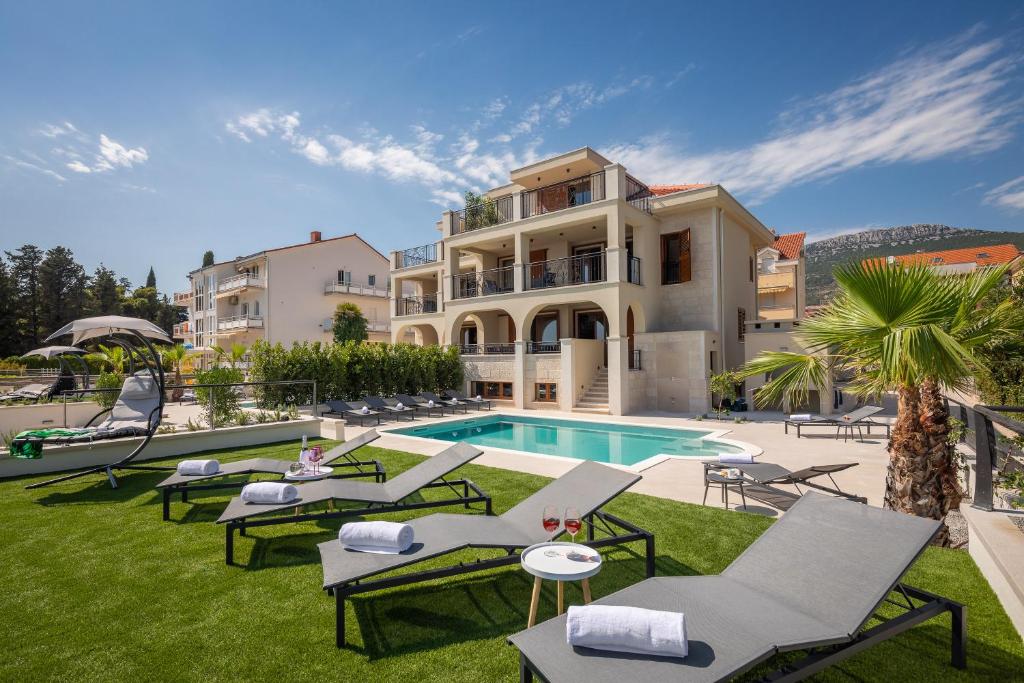 Bazén v ubytovaní Beachfront Villa Armeria with Pool alebo v jeho blízkosti