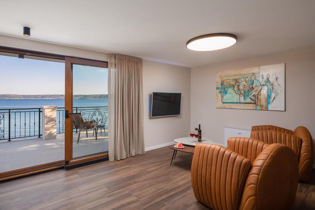 Televízia a/alebo spoločenská miestnosť v ubytovaní Beachfront Villa Armeria with Pool