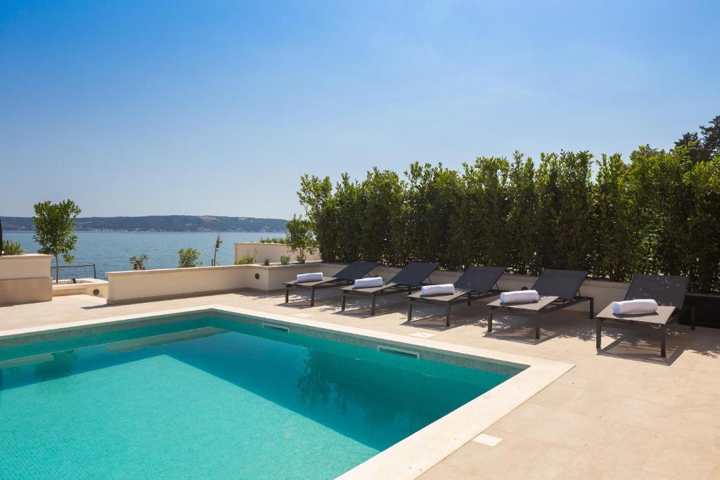 Bazén v ubytovaní Beachfront Villa Armeria with Pool alebo v jeho blízkosti