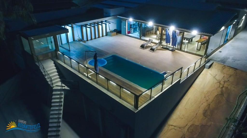 eine Draufsicht auf ein Haus mit Swimmingpool in der Unterkunft Rancho Recanto Feliz Lindomar Gonçalves Capitólio MG in Capitólio