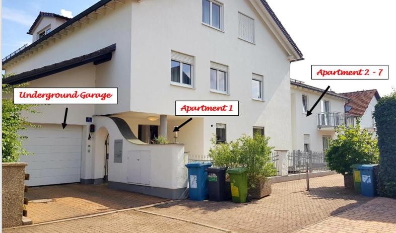 uma casa branca com duas placas que dizem garagem independente em Villa Viktoria 2 em Ingolstadt