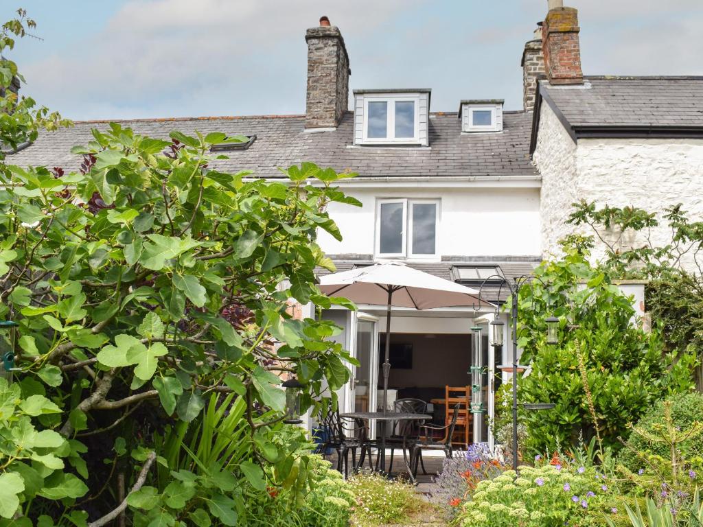 an external view of a house with an umbrella at 3 West Street in Tiverton