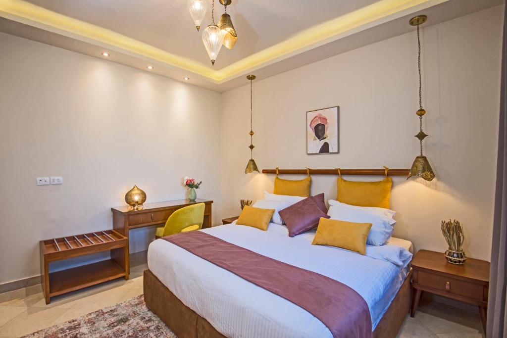 Кровать или кровати в номере OSKENA Azzurra Sahl Hasheesh Hurghada