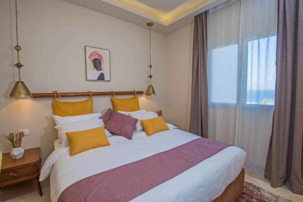 Кровать или кровати в номере OSKENA Azzurra Sahl Hasheesh Hurghada