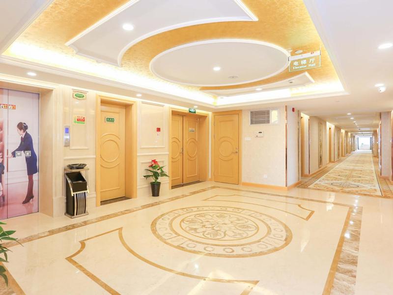 a large lobby with a hallway with a large room with at Vienna Hotel Hangzhou Xiaoshan Airport in Kanshan