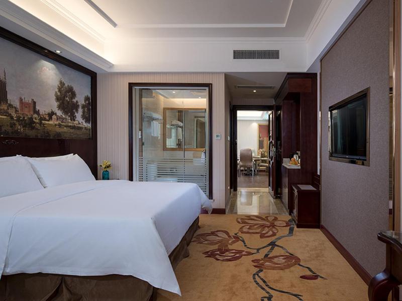 Postel nebo postele na pokoji v ubytování Vienna Hotel Guangdong Donguan Daling Mountain Sports Park