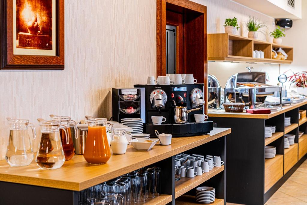 Příslušenství pro přípravu čaje a kávy v ubytování Hotel Baltaci U Náhonu