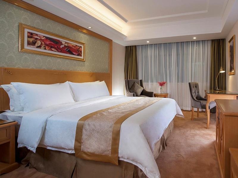 Posteľ alebo postele v izbe v ubytovaní Vienna Hotel Guangzhou Panyu Dashi Qiao