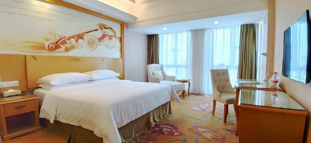 Habitación de hotel con cama y TV en Vienna Hotel Dongguan Shatian Humen Port, en Dongguan