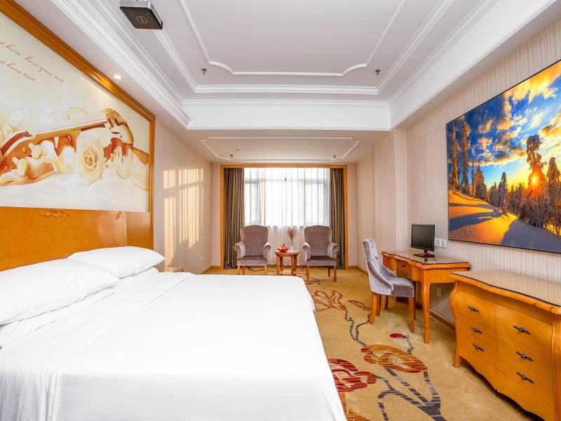 a hotel room with a bed and a desk at Vienna Hotel Hunan Hengyang Railway Station in Hengyang