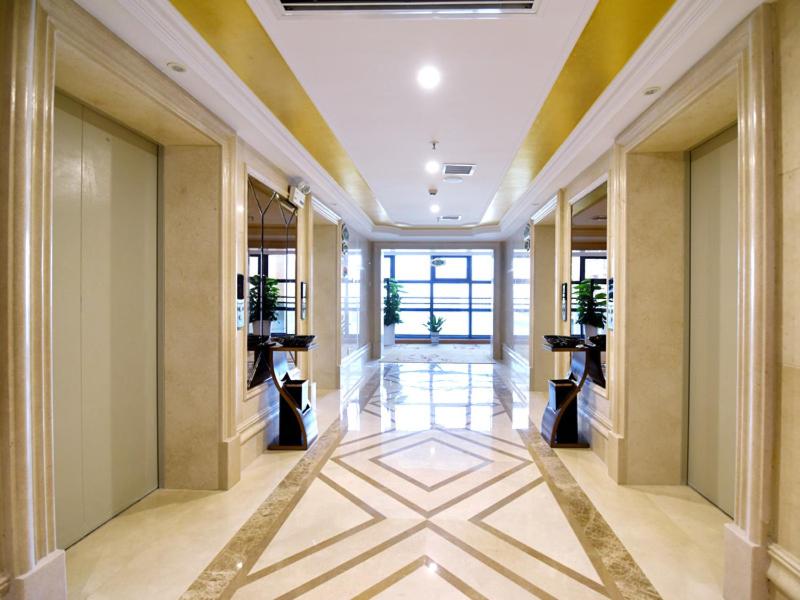 Vienna International Hotel Changsha Ziwei Road في تشانغشا: مدخل مبنى مع لوبي مع اوك