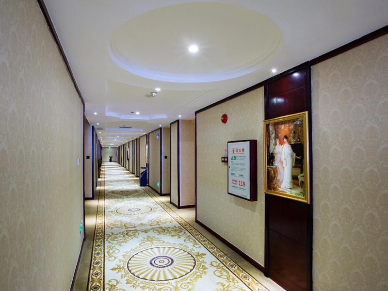 einen Flur eines Hotels mit einem Hallwayngthngthngthngthngthngthngthngthngthngthngthngthngtgthngtgtgthngtgtgtgtgtgth in der Unterkunft Vienna Hotel Heyuan High-Tech Yi Road in Heyuan