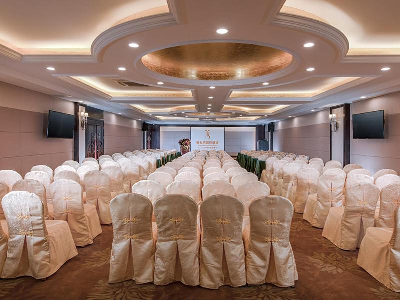 una habitación con un montón de sillas en una habitación en Vienna International Hotel Shenzhen South Huanguan Road, en Bao'an