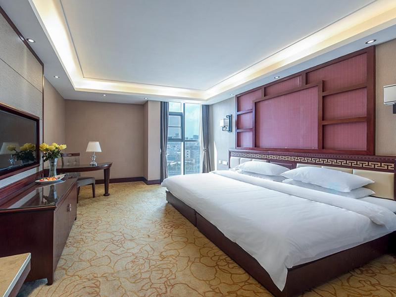 duża sypialnia z dużym łóżkiem i telewizorem w obiekcie Vienna Hotel Kunming North Caiyun Road Asia w mieście Kunming