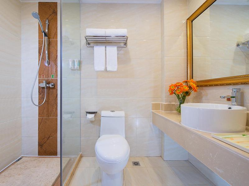 Ένα μπάνιο στο Vienna Hotel Shenzhen Guanlan Tangren Street