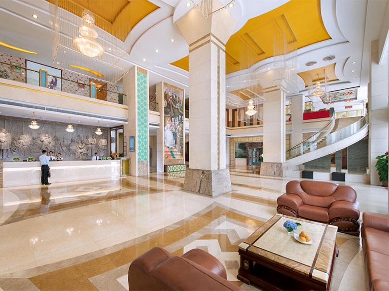 un gran vestíbulo con muebles de cuero en un edificio en Vienna Hotel Dongguan Wanjiang Road, en Dongguan