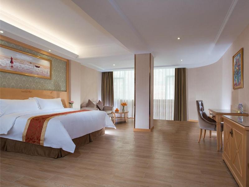 Postel nebo postele na pokoji v ubytování Vienna Hotel Shenzhen Fuyong Village