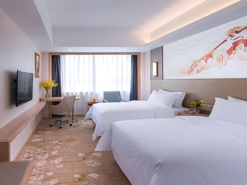 Postel nebo postele na pokoji v ubytování Vienna Hotel Shenzhen Huaqiang North