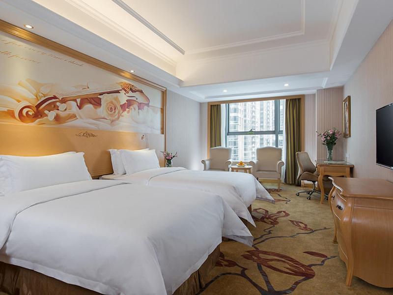 Postel nebo postele na pokoji v ubytování Vienna International Hotel Shenzhen Qianhai