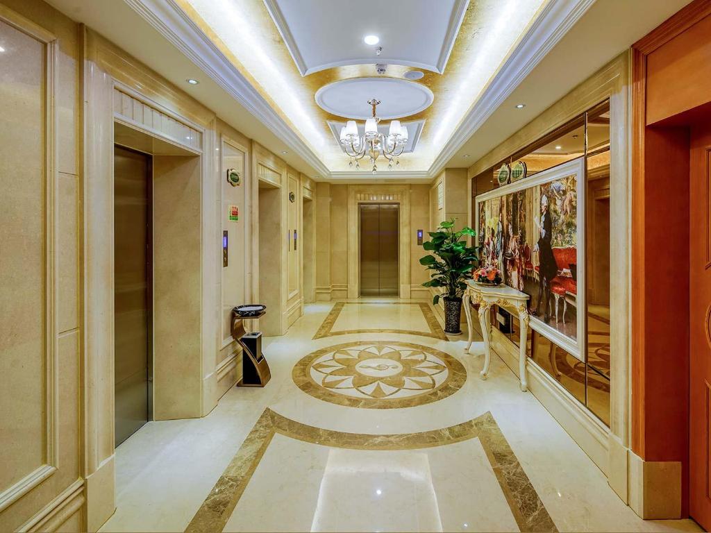 a hallway of a building with a chandelier at Vienna Hotel Chengdu Wenjiang Zhujiang Plaza in Wenjiang