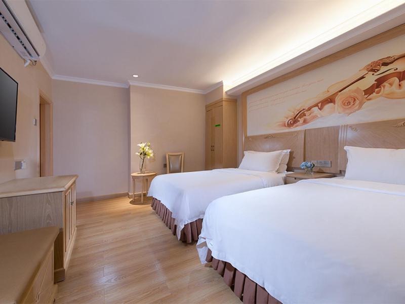 Postel nebo postele na pokoji v ubytování Vienna Hotel Shenzhen Haiwan
