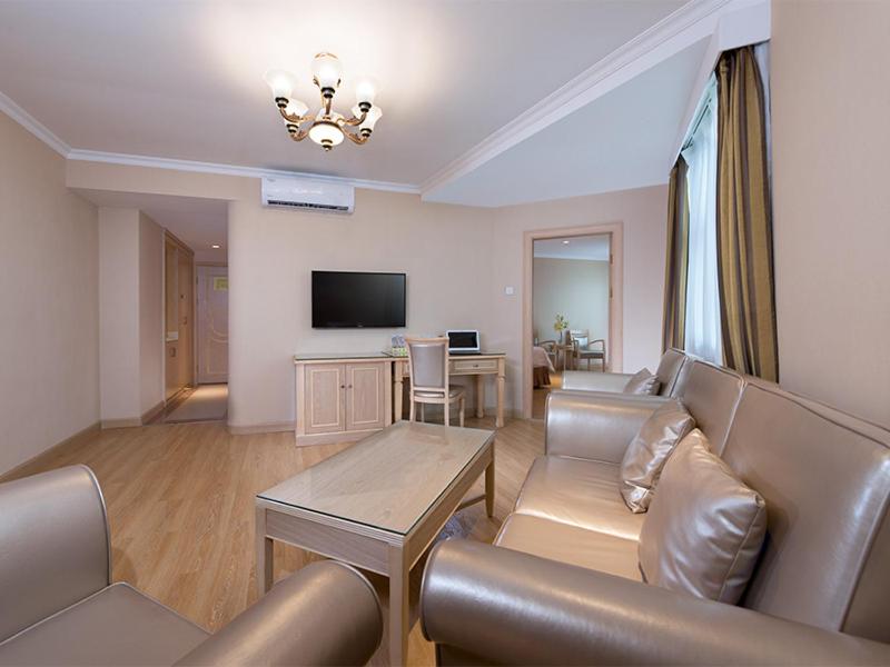 TV a/nebo společenská místnost v ubytování Vienna Hotel Shenzhen Haiwan