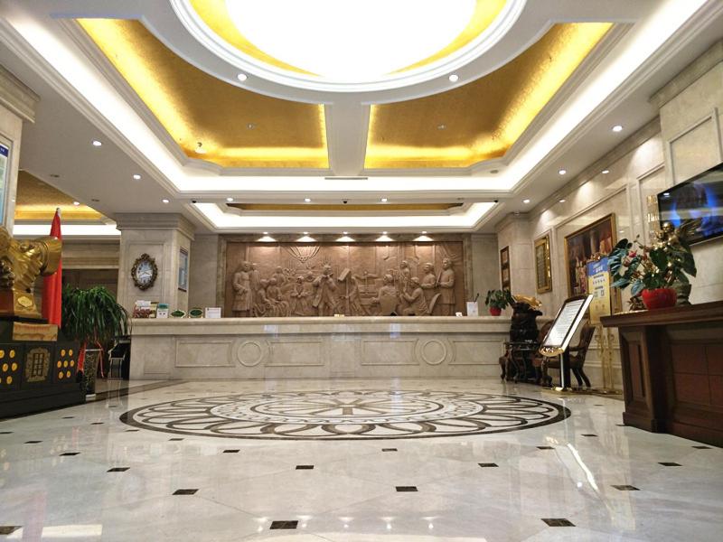 a large lobby with a large marble floor and a large ceiling at Vienna Classic Hotel Kongtong Avenue in Pingliang