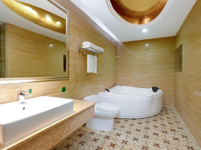e bagno con vasca, servizi igienici e lavandino. di Vienna Hotel Shenzhen Songgang Shajiang Road a Bao'an
