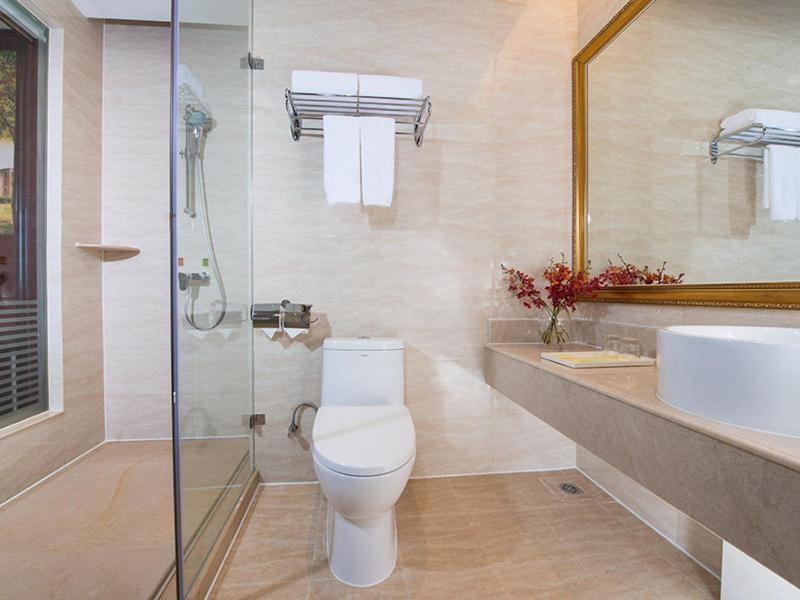 a bathroom with a toilet and a sink and a shower at Vienna Hotel Shenzhen Longzhu in Shenzhen
