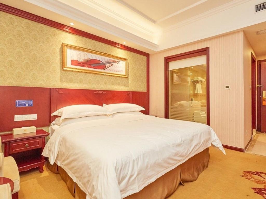 Ένα ή περισσότερα κρεβάτια σε δωμάτιο στο Vienna Hotel Shanghai Zhongqiao Institute