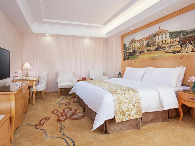 Vienna Hotel Guangdong Heyuan Lianping tesisinde bir odada yatak veya yataklar