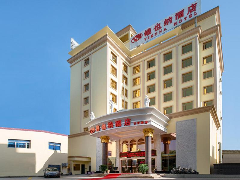 un hotel con un cartel en la parte delantera en Vienna Hotel Huizhou Baiyun Road, en Huizhou