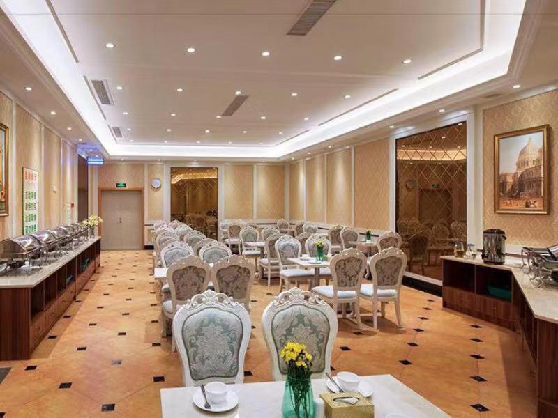 uma sala de conferências com cadeiras e mesas num edifício em Vienna Hotel Dongguan Tangxia Garden Street em Tangxia