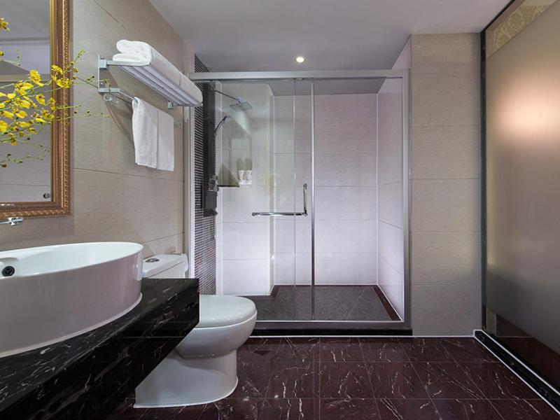 Vienna Hotel Guangdong Shanwei Feicui Bay tesisinde bir banyo