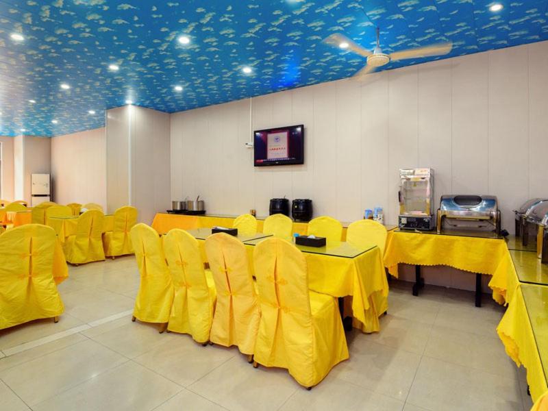 une salle à manger avec des tables jaunes et des chaises jaunes dans l'établissement Vienna Hotel Huizhou Huiyang Danshui Road, à Huizhou