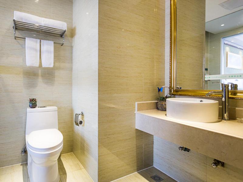 Dos imágenes de un baño con inodoro y lavabo. en Vienna Hotel Shanghai Pudong Jinqiao Park, en Shanghái