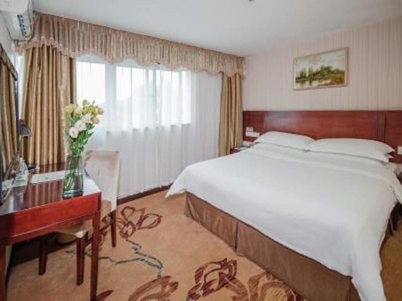 Cama o camas de una habitación en Vienna 3 Best Hotel Shenzhen Guanlan Golf