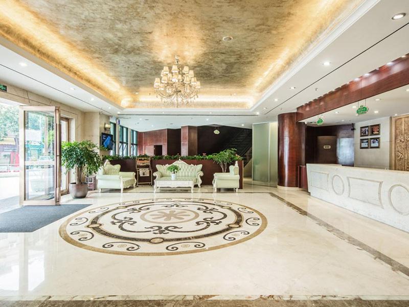 - un hall avec un grand tapis au sol dans l'établissement Vienna Hotel Shiqiao Metro Station, à Canton