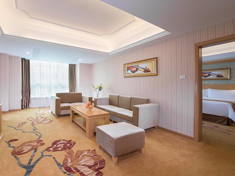 un soggiorno con divano e letto di Vienna Hotel Nanning Qingxiu Mountain a Nanning
