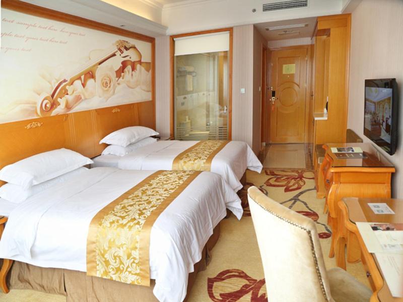 Pokój hotelowy z 2 łóżkami i biurkiem w obiekcie Vienna International Hotel Changsha West Bus Station w mieście Changsha